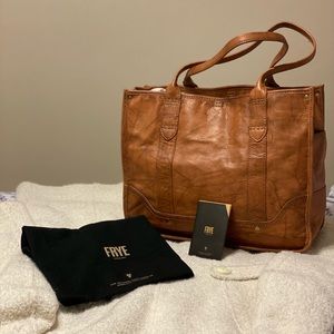 FRYE Campus Leather Shopper (Saddle)